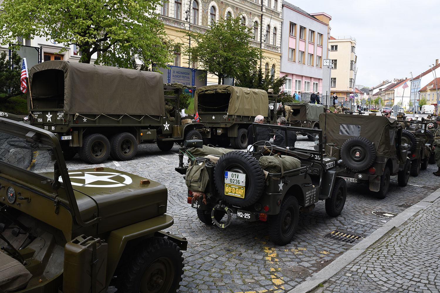 Příjezd historickývh vozidel Convoy of Liberty do Strakonic