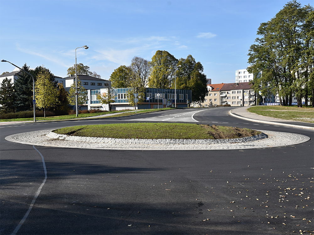 Nová okružní křižovatka ulic Na Ohradě a Ellerova