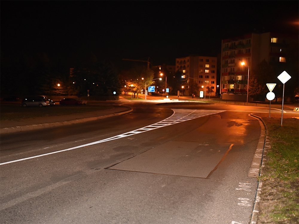 Noční pohled z příjezdu od mostu přes řeku Otavu