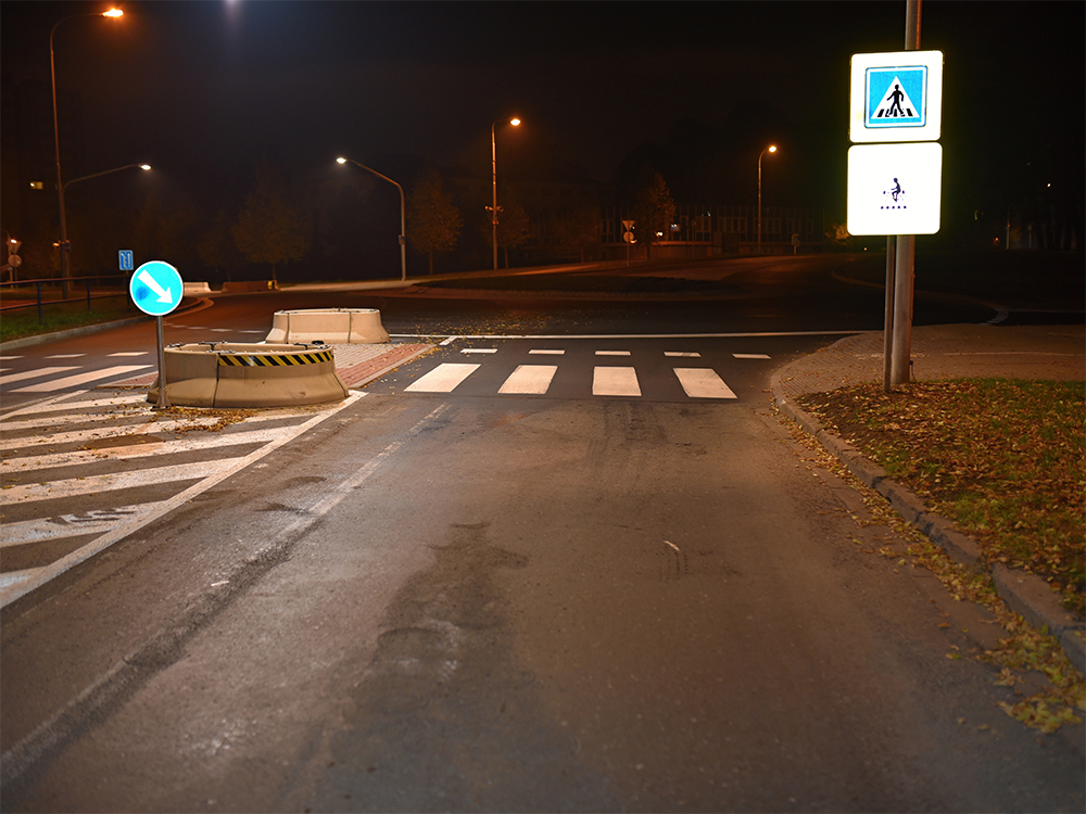 Noční pohled na křižovatku z příjezdu od Lidlu