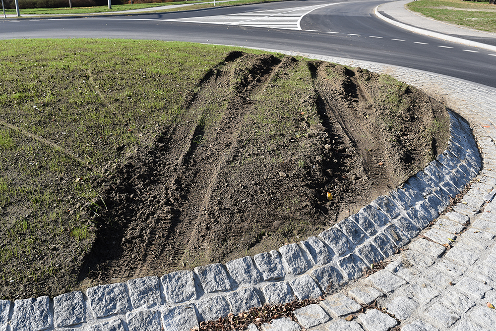 Pravá strana poškozeného středového ostrova ze směru od Lidlu
