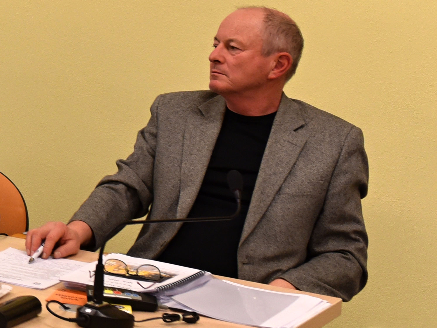 Zastupitel Pavel Pavel na jednání strakonického zastupitelstva v prosinci 2015