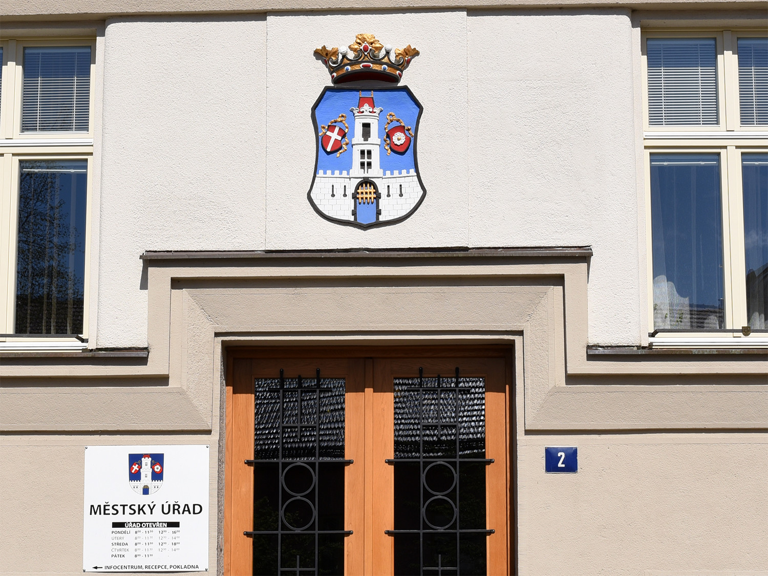 Vchod do radnice ve Strakonicích, kde neúspěšní politici likvidují zaměstnance