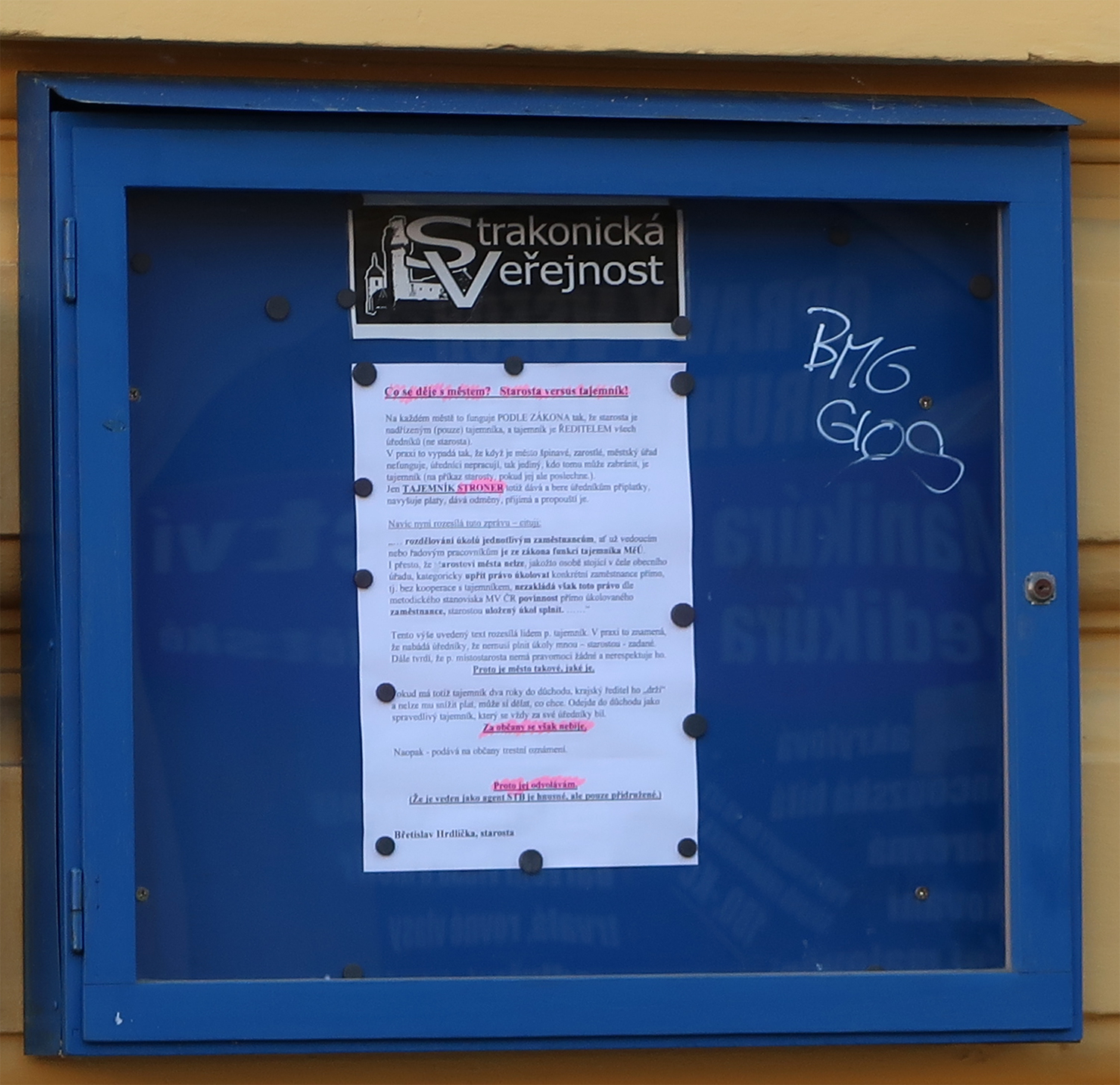 Rozdíl mezi Strakonickou Veřejností a nejhoršími totalitními režimy? Minimální! Jejich vývěska u Sokolovny ve Strakonicích se od ideologie těch nejhorších darebáků příliš neliší