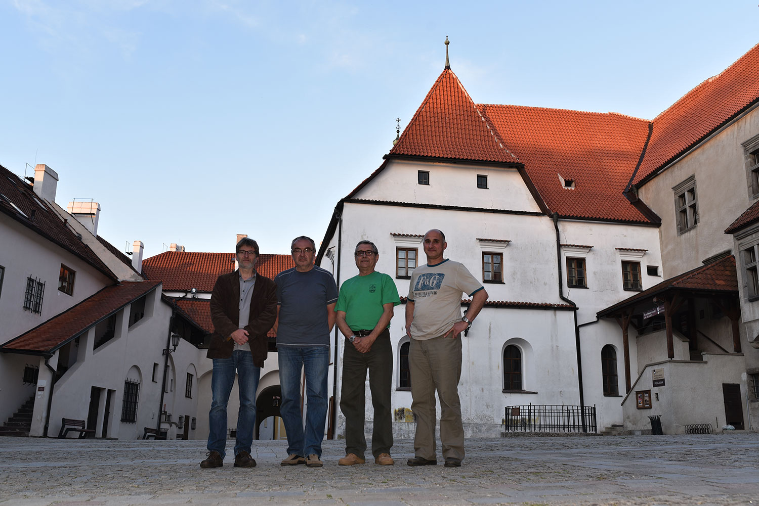 Zleva Robert Malota, Zdeněk Junek, Jaroslav Landsinger a Petr Záleský v kulisách strakonického hradu, který podtrhuje zájem této party o historii