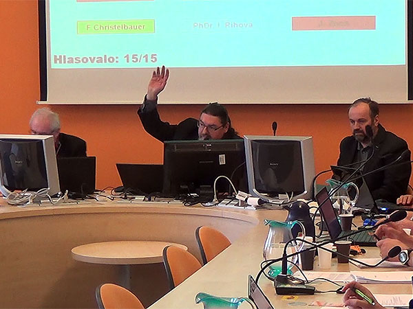 Pokrytectví starosty Břetislava Hrdličky nezná mezí. V tomto případě se týká Nemocnice Strakonice. Hrdlička se svými věrnými vytrvale od počátku své vlády brání přidělení dotace nemocnici. Dotace, ve které město vždy vyjadřovalo sounáležitost a vděk nemocnici, jenž slouží občanům města a je dlouhodobě hodnocena jako jedna z nejlepších v rámci celé České republiky. Podrobněji jsme o případu psali v článcích „Strakonice opustila definitivně slušnost. Díl 3. – Nemocnice Strakonice jako oběť mocných, aneb jak šel čas“. a „Strakonice opustila definitivně slušnost. Díl 4. – Město pod vedením lidí, kteří nemají žádné morální zábrany.“ Kolik jenom jsme slyšeli jedovatých poznámek Hrdličky o tzv. „kšeftíkách“ na adresu zastupitele Pavla Vondryse, který byl dlouhá léta v dozorčí radě nemocnice a dotaci navrhoval… Doba se změnila a 15.12.2016 zastupitelstvo Jihočeského kraje hlasovalo o výměně členů dozorčí rady nemocnice. Místo Vondryse byl nominován Hrdlička. Ten jako pokrytec nechal schválit o den dříve, 14.12.2016, dotaci nemocnice alespoň ve výši 400 000 Kč. Druhý den se přece mělo na kraji hlasovat o něm, proto peníze města nehrály žádnou roli. Vždyť z členství v dozorčí radě poplynou Hrdličkovi pravidelné finanční odměny, nechtěl proto asi riskovat své nezvolení díky svému dlouhodobě nepříznivému postoji ke strakonické nemocnici. Dne 14.2.2018 navrhl opět dotaci nemocnici zastupitel Pavel Pavel. Protože se daří výběru daní, navrhl částku ve výši 2 mil. Kč. Bod nakonec nebyl hlavně díky Strakonické Veřejnosti do programu vůbec zařazen. A aby se nikdo nedozvěděl, jak hlasoval Břetislav Hrdlička, město poprvé na svém webu nezveřejnilo výsledky hlasování. Přiložená fotografie ovšem dokazuje, že starosta Hrdlička byl proti zařazení bodu přidělit dotaci Nemocnici Strakonice.