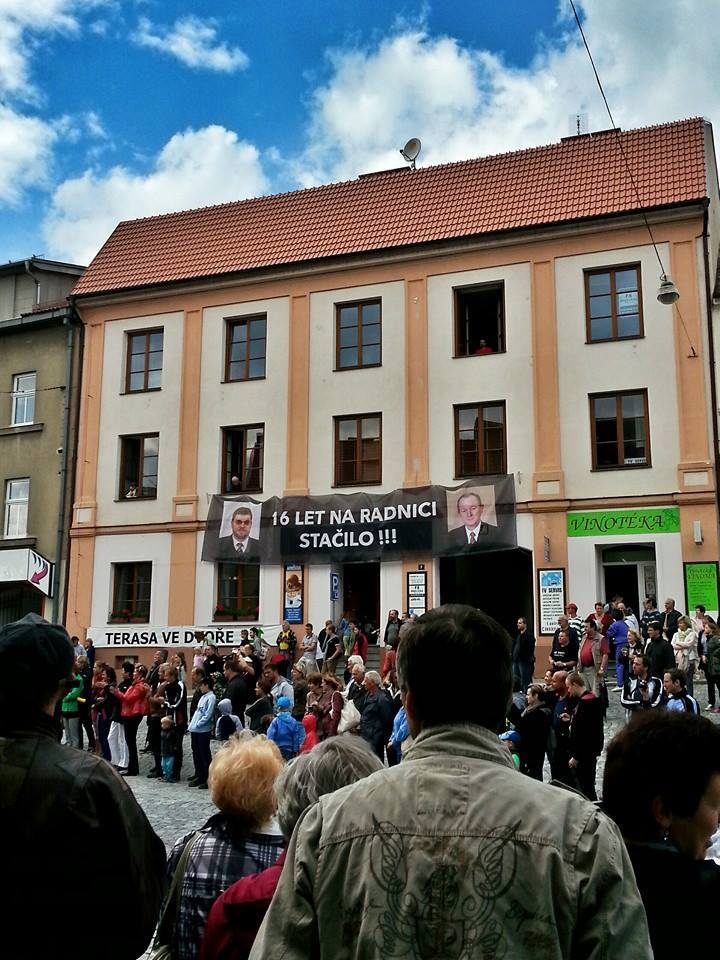 Transparent na Velkém náměstí č. p. 7 manželů Oberfalcerových před komunálními volbami v roce 2014. Lidé kolem domu nejsou účastníci nějaké demonstrace, jde o účastníky Mezinárodního dudáckého festivalu v roce 2014, kde Rudolf Oberfalcer se svým transparentem působil hloupě a byl ostudou města. Navíc je zde vidět na dalším transparentu, že Oberfalcerovi měli dříve předzahrádku u své cukrárny uvnitř domu.