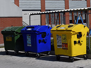 Populistické heslo odpady zdarma Strakonické Veřejnosti. Podívejme se řečí čísel, co to bude občany Strakonic stát celkem za dvě volební období vládnutí extremistického hnutí Strakonická Veřejnost. V roce 2014 stál poplatek za odpady pro občany 540 Kč.  V roce 2015 byl snížen  na 530 Kč, v roce 2016 na 510 Kč, v roce 2017 na 460 Kč a v roce 2018 na 260 Kč. Město bude uvedené snížení ceny za odpad stát celkem 9 351 000 Kč z městského rozpočtu. Od roku 2019 do roku 1922 bude cena za odpad 0 Kč a město bude uvedené osvobození za platbu za odpad stát 48 567 600 Kč. Dohromady tedy město jenom na experimentu "odpady zdarma" přijde o 57 918 600 Kč. Uvedené ceny jsou kvalifikovaným odhadem. K jeho zpřesnění dojde v následujících letech podle skutečného počtu obyvatel v každém roce.