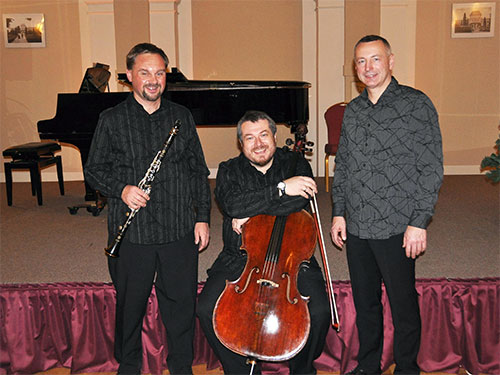 Pražské komorní trio. Zleva Robert Pacourek (klarinet a umělecký vedoucí souboru), Tomáš Strašil (violoncello) a Michal Rezek (klavír)