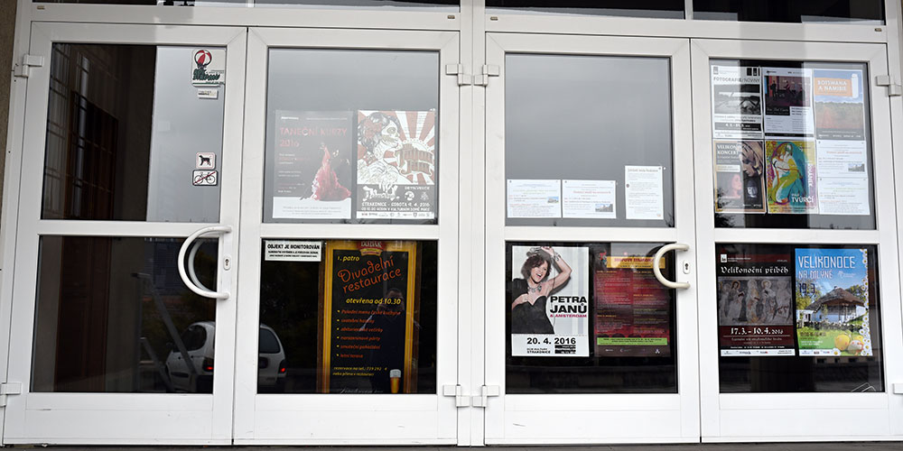 Kdo by hledal leták na strakonický míchaný nápoj na bázi piva třeba na Městském kulturním domě, v jehož útrobách sídlí restaurace a ředitel Městského kulturního střediska, člen dozorčí rady pivovaru – hledal by marně – foceno 19.3.2016