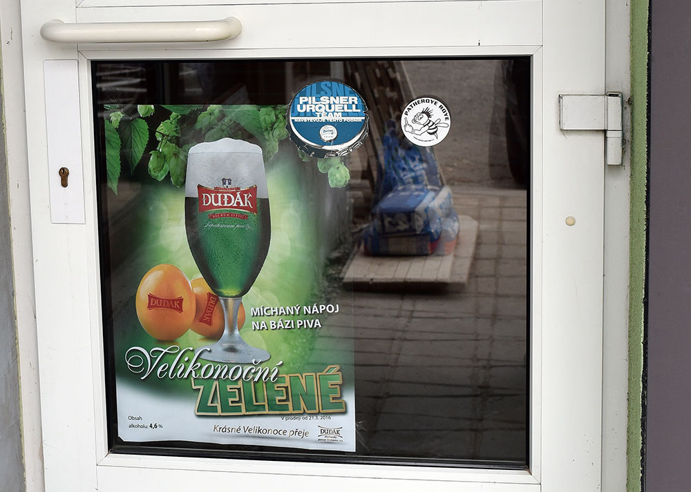 Vzácný ojedinělý nález restaurace ve Strakonicích, kde mají leták na dveřích informující o míchaném nápoji na bázi piva – z důvodu utajení ze strany pivovaru ale nemůžeme zmíněnou restauraci přesněji lokalizovat – foceno 19.3.2016