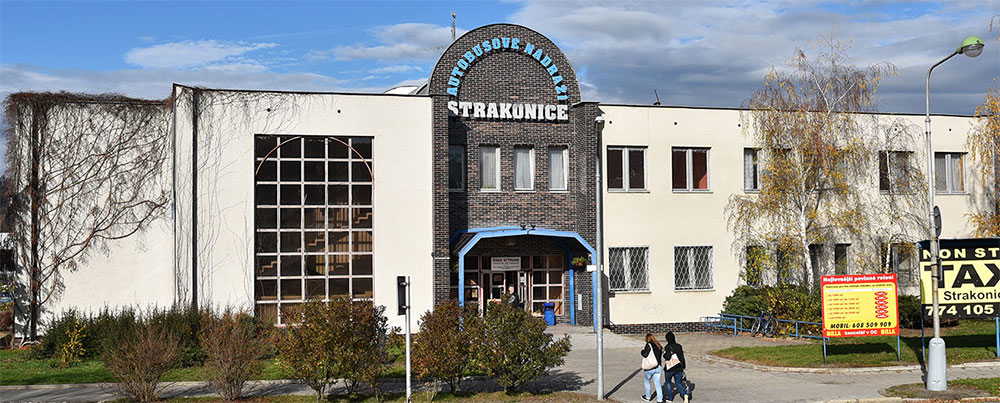 V této provozní budově na strakonickém autobusovém nádraží se nachází BUFET BUS, kde budou čepovat jako jediní ve Strakonicích skutečné Zelené pivo