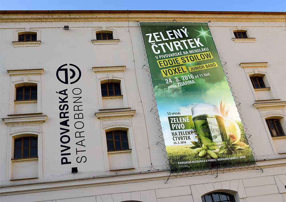 Reklama na Zelené pivo se na pivovaru Starobrna nachází přímo na jeho budově již několik týdnů před Velikonocemi, a to na jedné z nejrušnějších brněnských ulic – foceno 18.3.2016