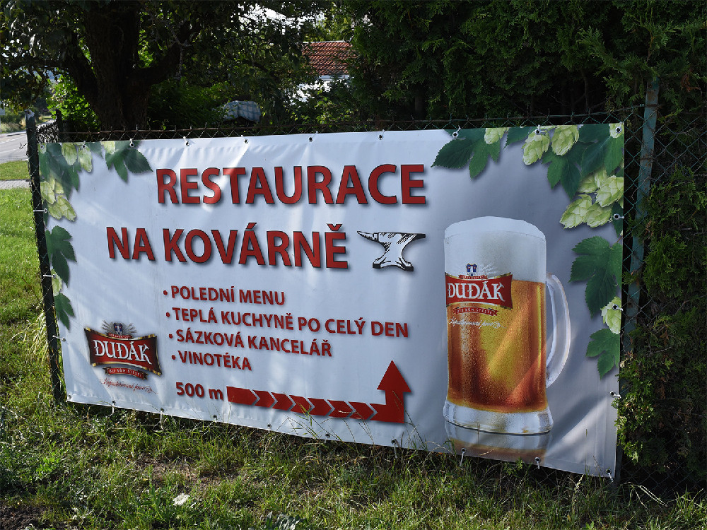 Restaurace Na kovárně v Ochozu u Brna, 15.7.2016 – reklama na Dudáka u okružní křižovatky