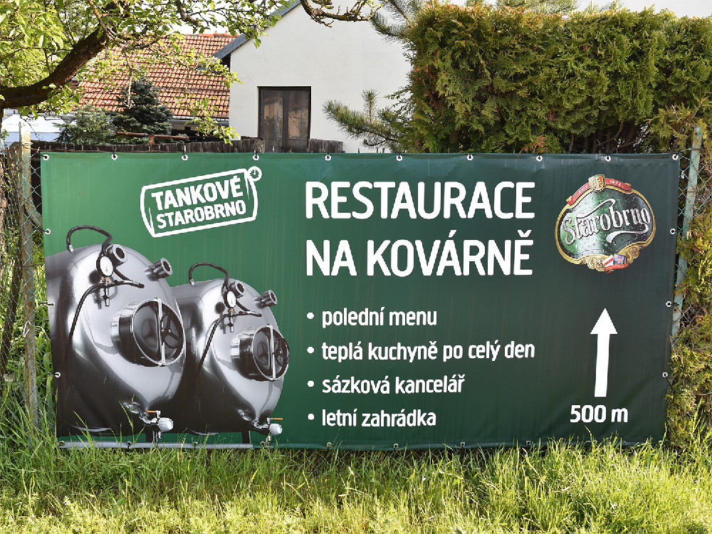 Restaurace Na kovárně v Ochozu u Brna, 14.5.2017 – reklama na Dudáka u stejné okružní křižovatky o necelý rok později