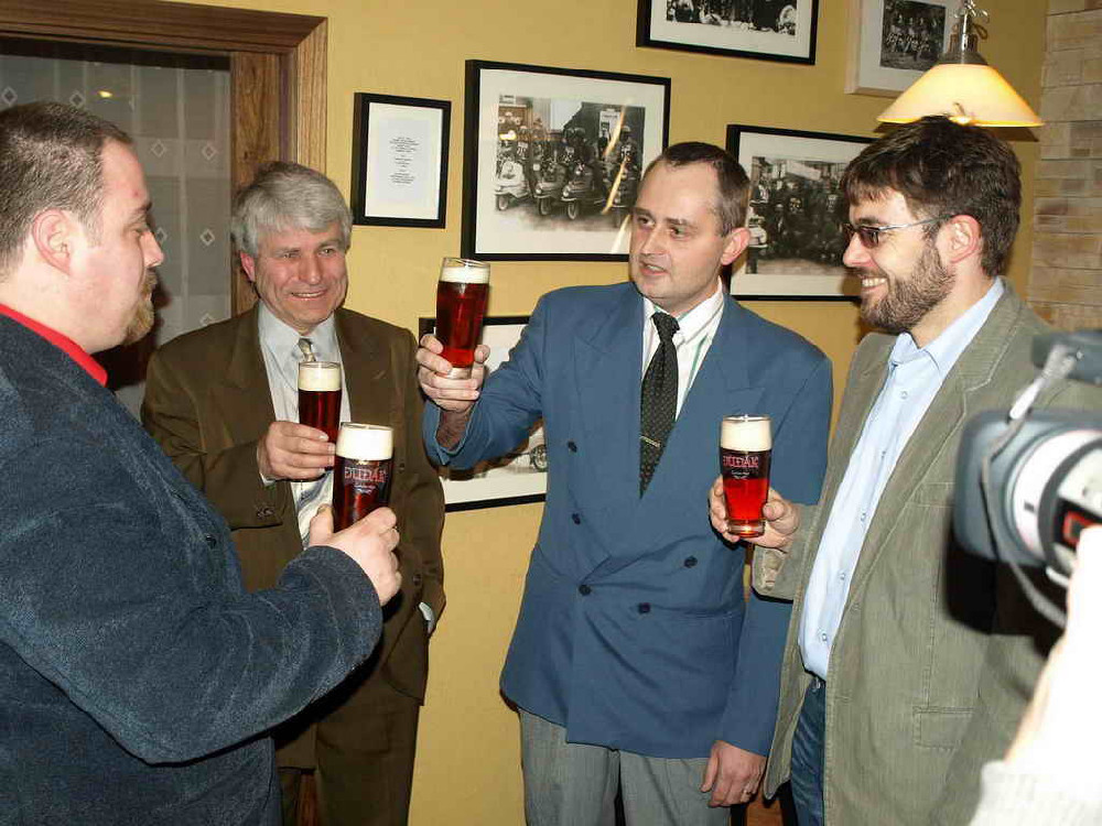 Ochutnávka nového piva Klostermann – zprava starosta Pavel Vondrys, ředitel strakonického pivovaru Jaroslav Tůma a František Sáček