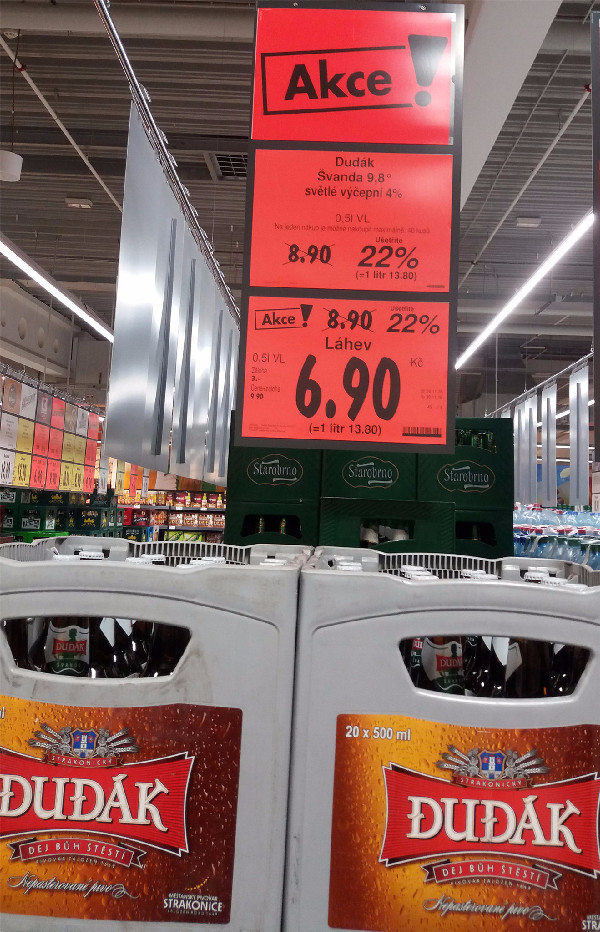 Předseda představenstva Rudolf Oberfalcer lže, když tvrdí, že se pivovar neúčastní slevových akcí ve velkých obchodech. Zde je důkaz – DUDÁK Švanda za 6,90 Kč v Kauflandu.