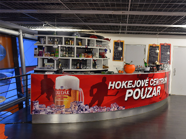 Restaurace Pouzar na Zimním stadionu – tam se zelený strakonický nápoj jako mnohde jinde nečepoval
