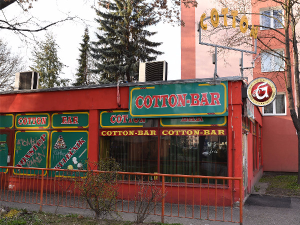 Cotton Bar v Českých Budějovicích – tam se čepovalo zelené pivo konkurenčního pivovaru Lobkowicz