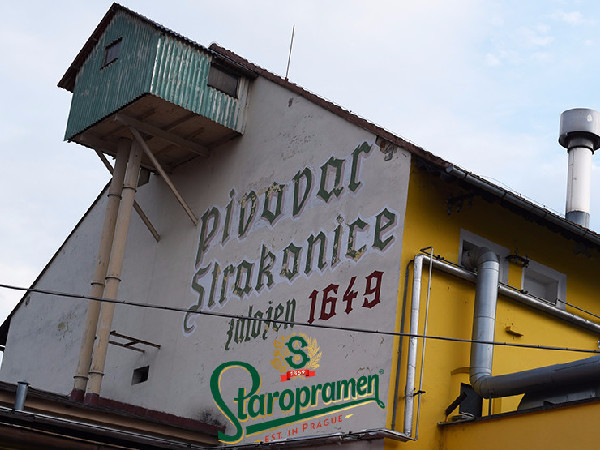 Není náhodou cílem současného dění ve Strakonicích spojit strakonický pivovar se Staropramenem? Ilustrační fotomontáž.