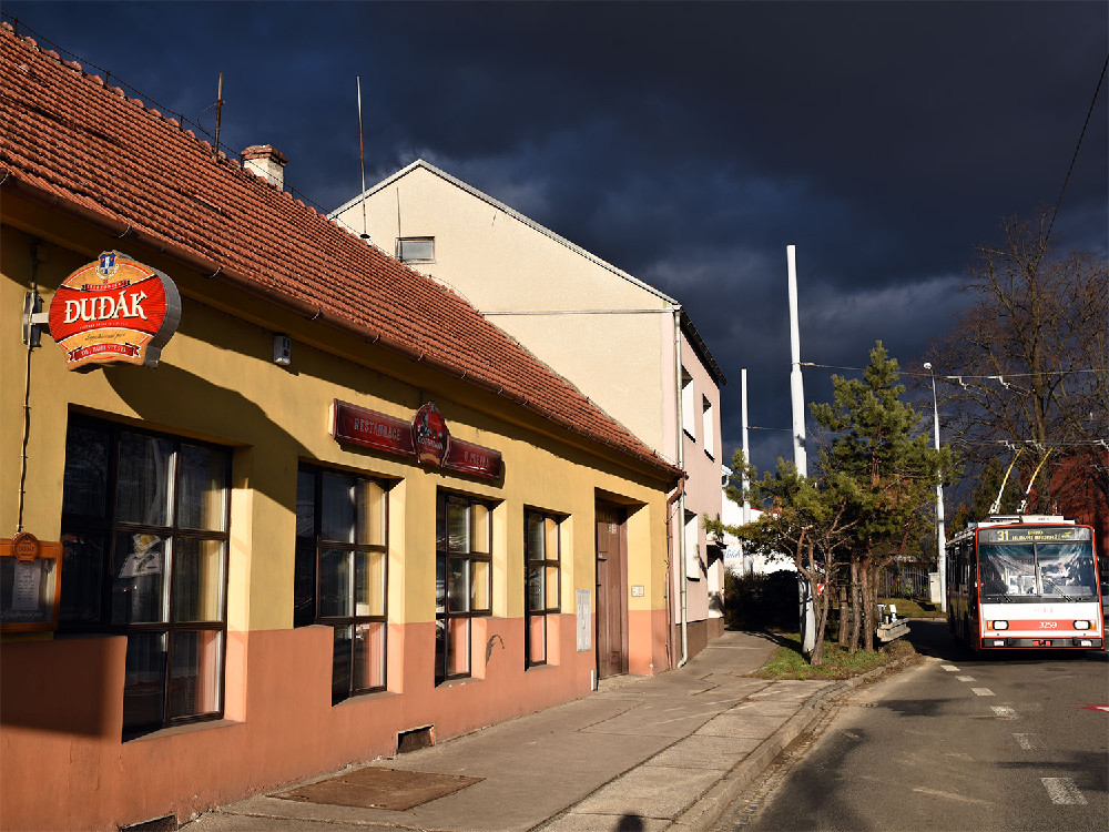 Restaurace v Brně Slatině U Plevna byla mnohaletým odběratelem strakonické piva – do nástupu radního Oberfalcera jako předsedy představenstva pivovaru
