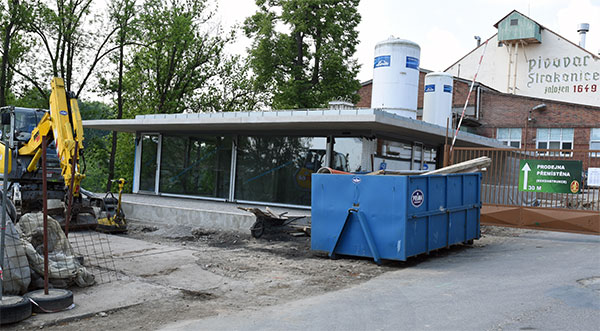 Neschopný zastupitel Rudolf Oberfalcer opět řádí a Strakonice finančně krvácí. Pivovar Dudák jde svým trendem ke dnu a Oberfalcer se snaží, aby jeho pád už nic nezastavilo. Jako by se chystal prodej pivovaru nějakému zájemci a předtím je zapotřebí co nejvíce snížit jeho cenu. Do roku 2014 investoval pivovar především ze svých peněz, které si vydělal. Po nástupu Oberfalcera do vedení si pivovar bere vícero nesmyslných úvěrů. Jako ten na novou prodejnu, která sama o sobě nezajistí vyšší prodej piva. Se stavbou se začalo koncem srpna 2017. Dokončeno mělo být do konce listopadu 2017. Za 4 mil. Kč. Došlo k prvnímu zpoždění. Vedení pivovaru slíbilo termín dokončení na konec ledna 2018. Dalším maximálním termínem dokončení se stal konec února 2018 s cenou 4,5 mil. Kč. Následoval březen 2018 a cena stoupla na 5 mil. Kč – podle Oberfalcera šlo o nejzazší termín. Prý byl problém s podložím. Zajímavé ale je, že se zjistil, až stál skelet budovy. Přece musí existovat projekt, smlouvy a jasné termíny. V jiných městech za stejnou dobu postavili velké domy a Strakonice se nezmohly ani na takovou „Oberfalcerovu králíkárnu“. A cena minimálně 5 milionů Kč? Jinde za takovou cenu postaví luxusní rodinné domy. Ve Strakonicích jde o betonový skelet s vnitřní příčkou a proskleným průčelím. K promrhaným milionům na zmaření dostavby Velkého náměstí, vyhozeným penězům za Přádelnu tak přibude dalších 5 milionů. Oberfalcer vyjde Strakonice skutečně hodně draho. Dnes již jde o více než 50 milionů Kč, zejména díky němu zbytečně vyhozených „do kanálu“. Jak dlouho ještě bude Oberfalcer Strakonicím škodit? Na fotu z 11.5.2018 je stále nedokončená prodejna u vstupu do pivovaru.