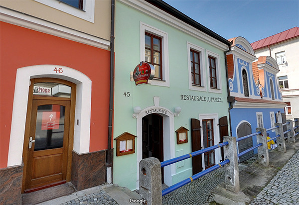 Restaurace a pizzerie U Papeže ve Strakonicích na Velkém náměstí léta čepovala strakonické pivo – to bylo ještě před érou politického hnutí Strakonická Veřejnost a před předsedou představenstva pivovaru a radním Rudolfem Oberfalcerem