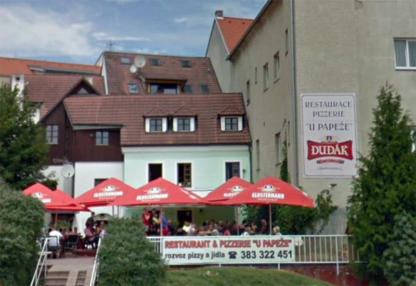 Zahrádka restaurace a pizzerie U Papeže s přímým výhledem na strakonický pivovar Dudák – to zde ještě čepovali strakonické pivo