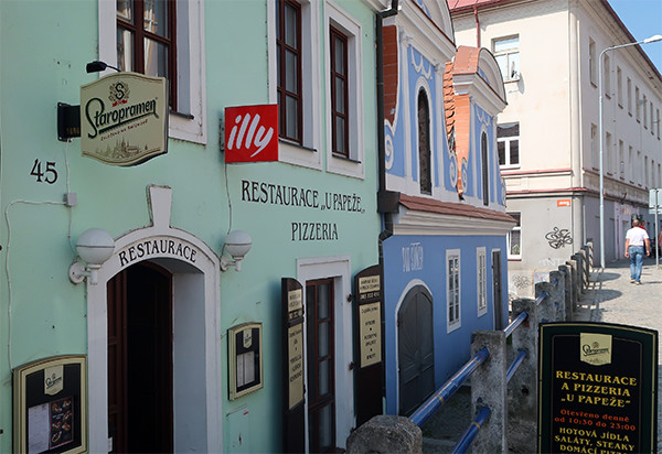 V restauraci a pizzerii U Papeže si návštěvníci dají místo strakonického piva již jenom Staropramen – hodně velká ostuda současných politiků města Strakonice v čele s Rudolfem Oberfalcerem ve vedení pivovaru