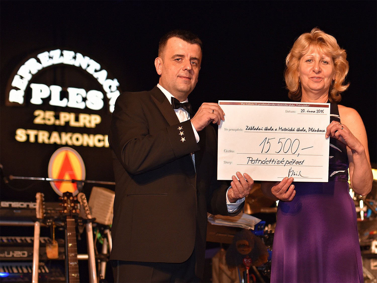 Foto 1: Vojenský ples tradičně nezapomněl ani na charitu – finanční šek předal vedoucí MŠ speciální Marii Havelkové zástupce velitele strakonického útvaru plukovník Pavel Mrůzek