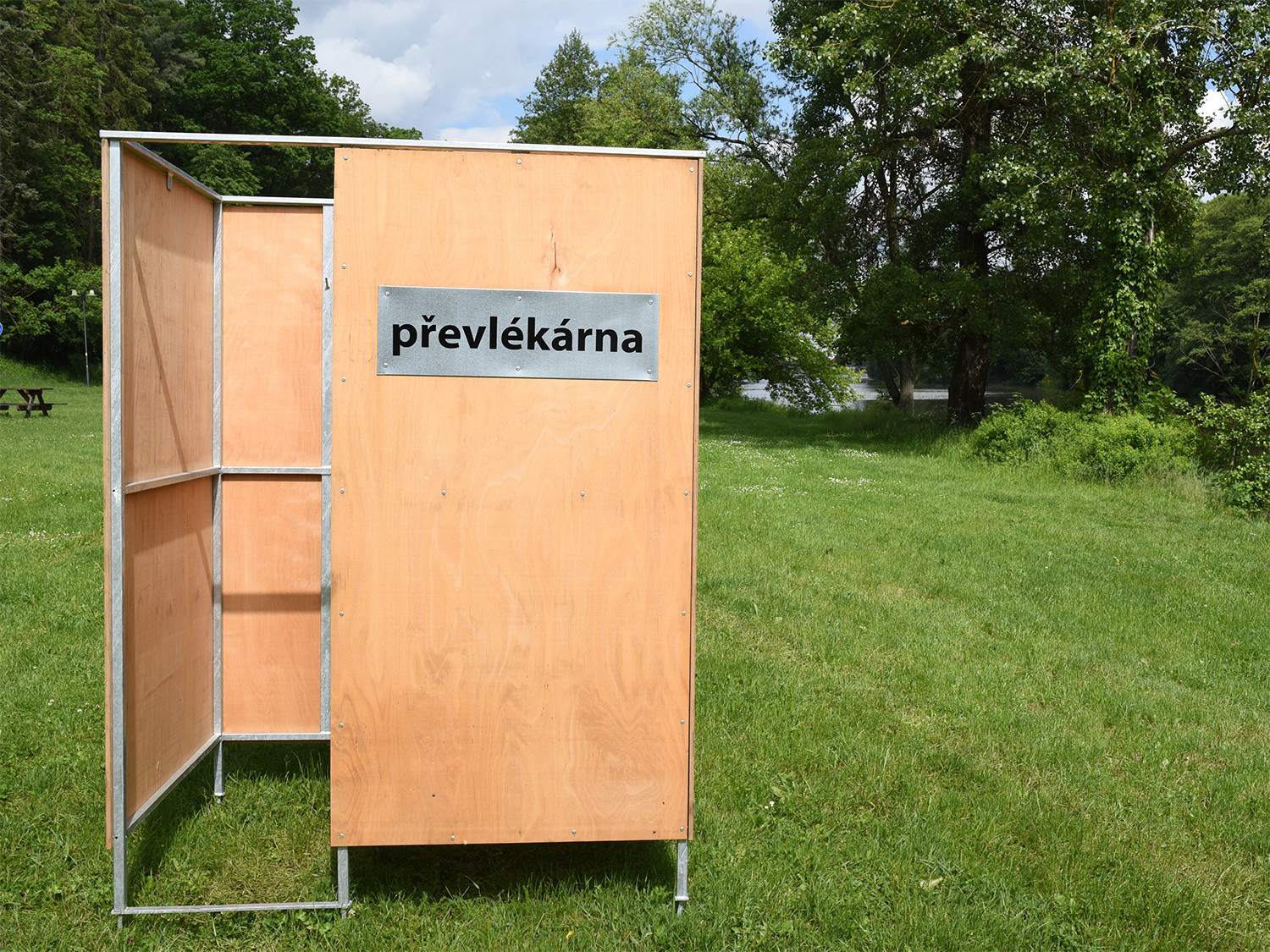 Pro připomenutí z našeho předchozího článku o plovárně – takto vypadala převlékárna koncem května 2016, viz foto 32 v předešlém článku. Zde je i náš původní komentář k této fotografii: „Součástí mola je v ceně i převlékárna ve sporné kvalitě provedení – jak asi bude odolávat například rozmarům počasí, jako je zima, sníh, vítr a déšť?“.