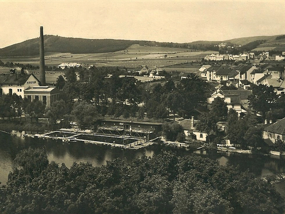 Původní plovárna na levém břehu řeky Otavy v první polovině 20. století – plovárna a její širší okolí