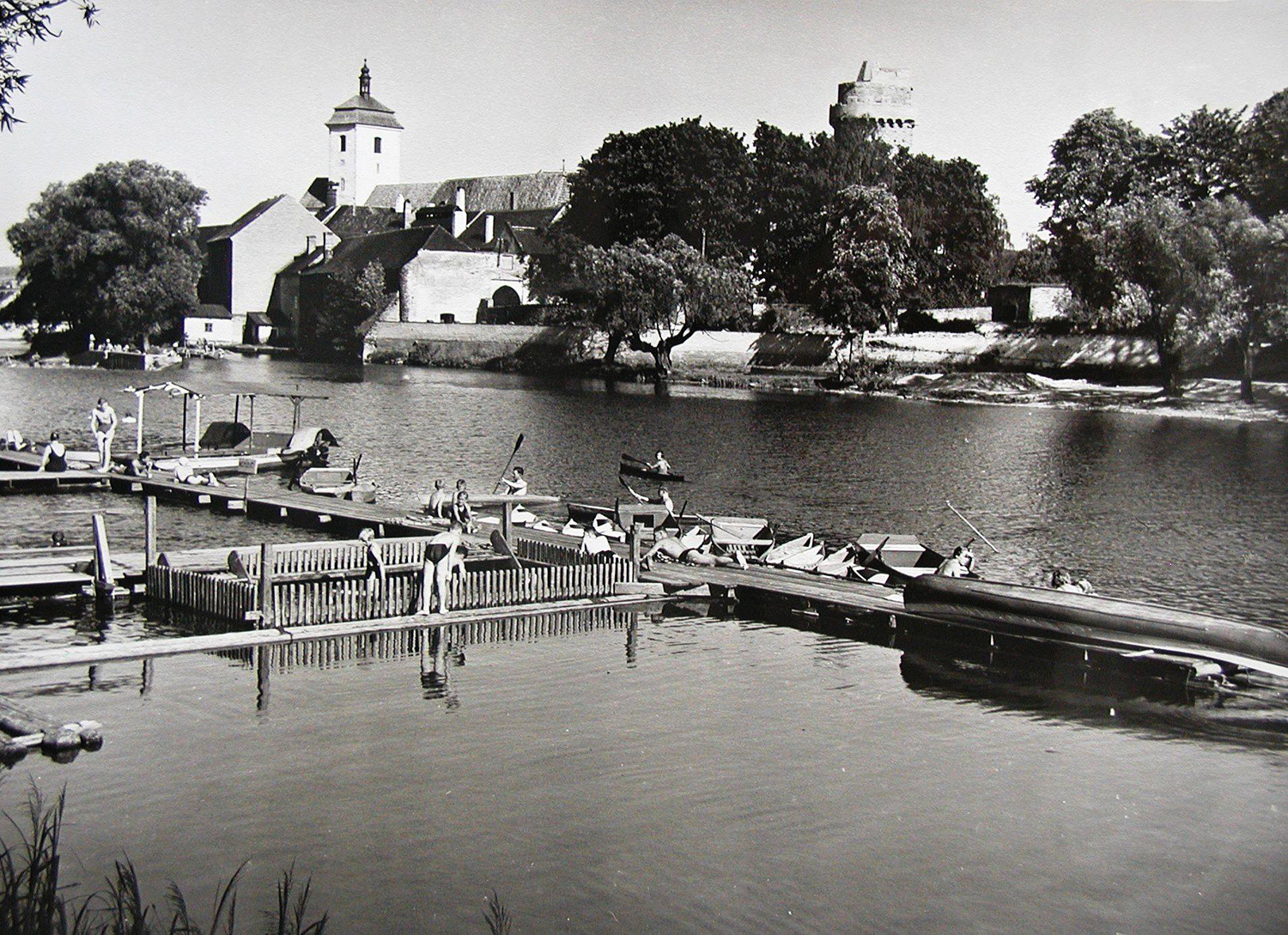 Původní plovárna na levém břehu řeky Otavy v první polovině 20. století – se siluetou hradu v pozadí
