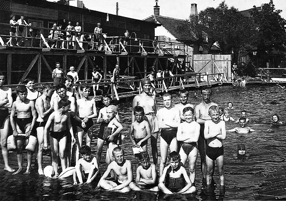 Původní plovárna na levém břehu řeky Otavy v první polovině 20. století obležená návštěvníky