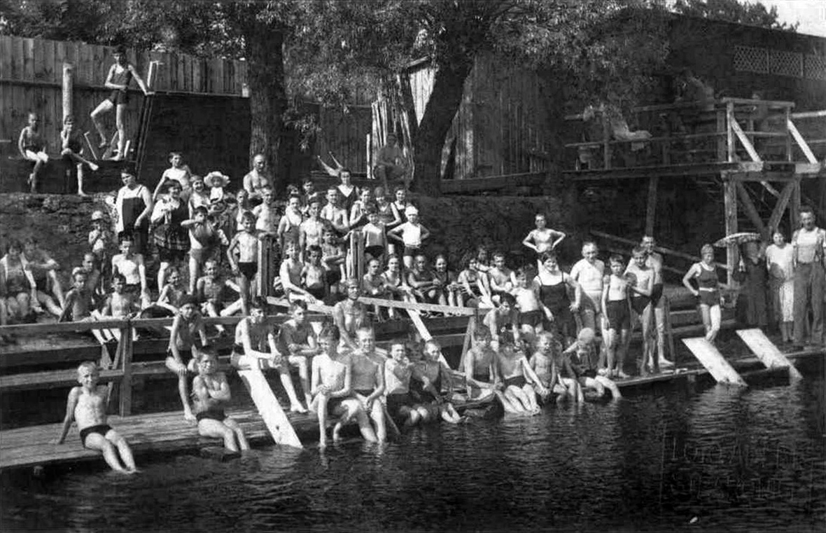 Původní plovárna na levém břehu řeky Otavy v první polovině 20. století obležená návštěvníky