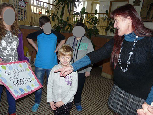 Na pomoc Terezce pravidelně přispívají sběrem víček od plastových lahví i žáci ZŠ Dukelská pod vedením paní učitelky Hany Vojtové. Na snímku s Terezkou Kodýtkovou ze 4. února 2016. K dnešnímu dni čeká na této základní škole nově asi 50 plných pytlů víček jenom na to, až si je Týdeník Strakonicko odveze a peníze za ně předá Terezce.