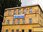 Přádelna jako hračka neschopných za velké peníze