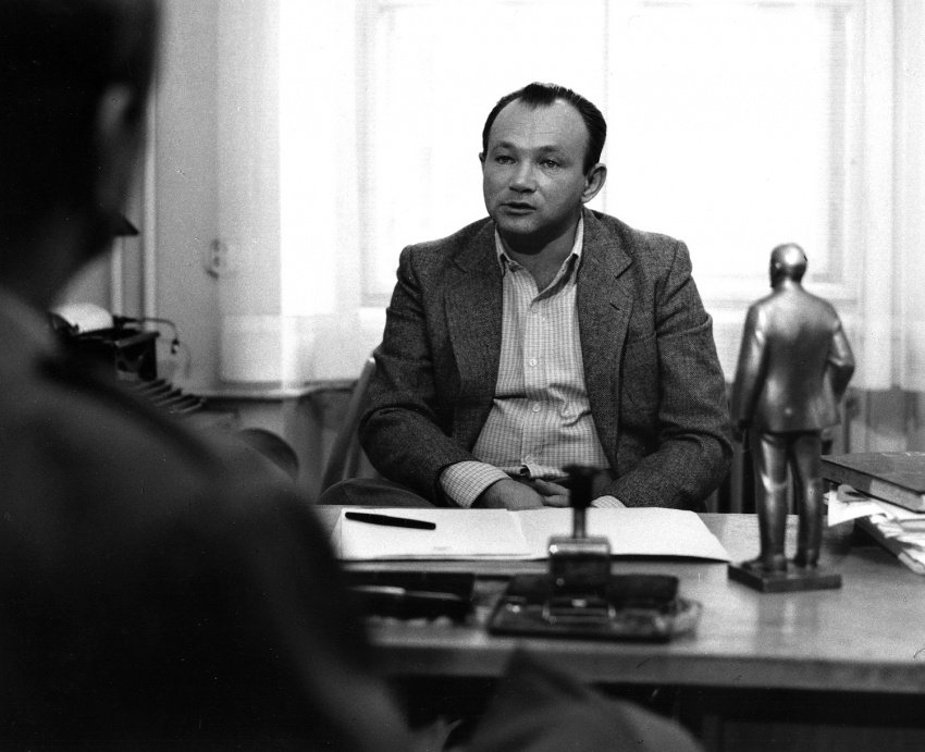 Funkcionář z filmu Hřbitov pro cizince skvěle zahraný Rudolfem Hrušínským ml.