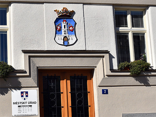 Důležitou součástí městských úřadů je funkce tajemníka, který plní vůči zaměstnancům úřadu úkoly statutárních orgánů zaměstnavatele dle Zákoníku práce. Tajemník je nadřízený všem zaměstnancům městského úřadu. Ve Strakonicích byl tajemník odvolán starostou Břetislavem Hrdličkou dne 24.11.2017. Výběrové řízení na nového tajemníka starosta vypsal až 19.3.2018 s tím, že uzávěrka podávání přihlášek do výběrového řízení končí dne 28.6.2018, tedy více než za tři měsíce. Důvod takového kroku ze strany starosty je zřejmý. On chce ovládat radnici sám a netouží, aby mu někdo viděl pod prsty. Co na tom, že by to bylo podle zákona. Jsme ovšem ve Strakonicích dnešních dnů. Proto Karel Janský, lídr politického uskupení Změna pro Strakonice, požádal ředitele Krajského úřadu Jihočeského kraje o to, aby za současného stavu na radnici nevyjádřil souhlas se jmenováním nového tajemníka až do voleb. Nového tajemníka by si totiž měla vybrat až sama nová koalice. Bylo by jistě prospěšné, kdyby se k žádosti přidaly také další, ve volbách kandidující subjekty. Text žádosti, či spíše prosby, je k dispozici v tomto dopise: