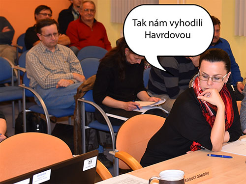 Starosta Hrdlička si to ovšem nenechal líbit a v pondělí 16. října 2017 rozhodl, že „odejita“ z radnice bude sekretářka Miroslava Havrdová, přítelkyně jeho soka místostarosty Jungvirta. Trochu možná na truc Jungvirtovi a trochu možná na truc magazínu iStrakonice.cz – aby bylo vidět, že nemusí mít vždy pravdu. Ve hře je ovšem i třetí možnost, kdy si starosta Hrdlička mohl uvědomit, že se úřad bez kvalitní sekretářky prostě neobejde. Kdo někdy pracoval ve vedoucí funkci na úřadě či v jiné organizaci anebo ve firmě ví, že sekretářka bývá ta, která ve skutečnosti udržuje vše v činnosti a má o všem přehled.