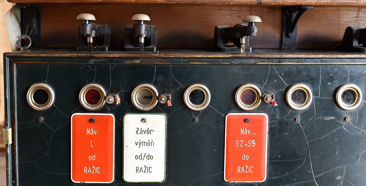 Dosud využívané elektromechanické zabezpečovací zařízení v žst. Čejetice