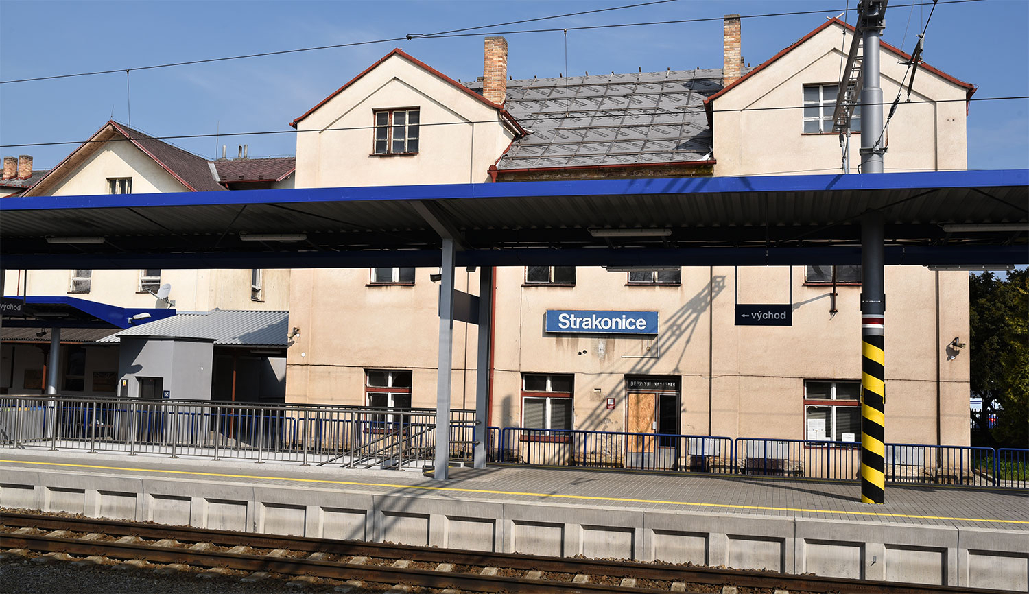 Původní dopravní kancelář v železniční stanici Strakonice – zde je dosud odloženo původní elektromechanické zabezpečovací zařízení (údaj ke dni 12.4.2016)