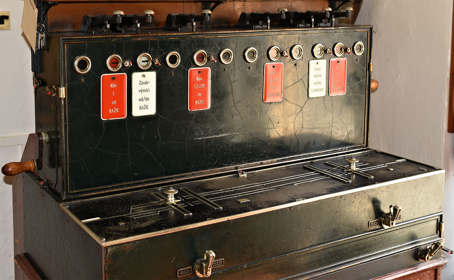 Dosud využívané elektromechanické zabezpečovací zařízení v žst. Čejetice