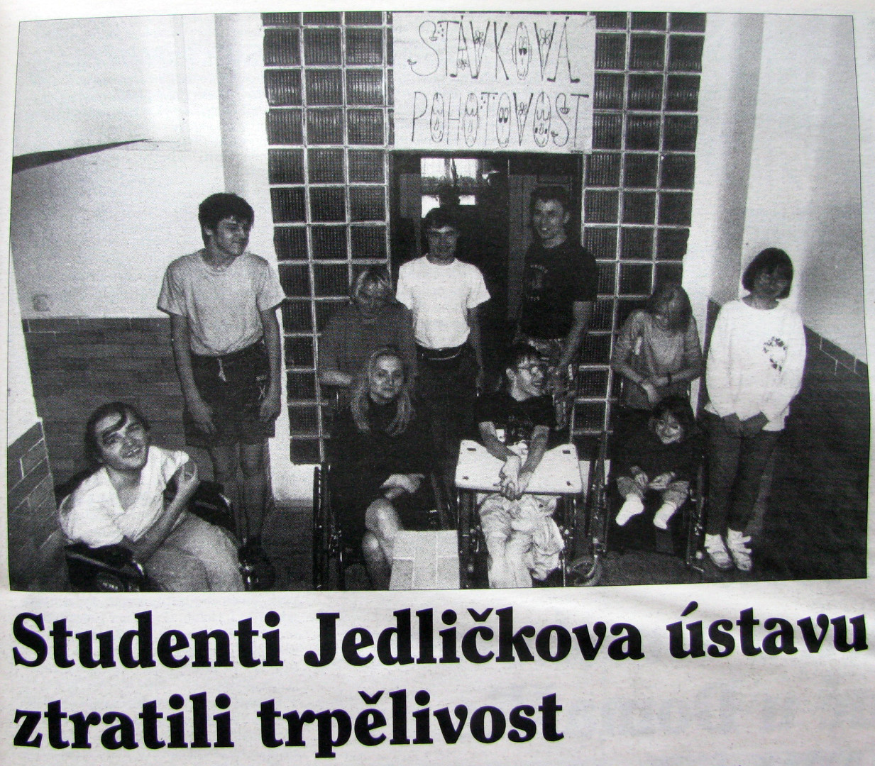 Série pasáží z článku uveřejněného pod názvem „Studenti Jedličkova ústavu ztratili trpělivost“ – Respekt, č. 20, 24.-30.5.1993, str. 11, věnovaných Janu Svobodovi. Také kvůli němu byla stávková pohotovost, 49 vychovatelů, učitelů a zdravotníků sepsalo petici na magistrát s žádostí o odvolání Jana Svobody, asi sedmdesát lidí (studenti, personál ústavu, rodiče) založilo Vyšehradskou společnost přátel dětí Jedličkova ústavu. Jedna postižená dívka se i kvůli nepedagogickému a netaktnímu přístupu Jana Svobody pokusila o sebevraždu.