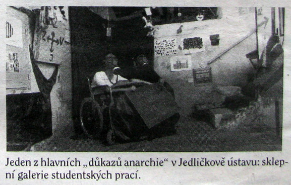 Série pasáží z článku uveřejněného pod názvem „Studenti Jedličkova ústavu ztratili trpělivost“ – Respekt, č. 20, 24.-30.5.1993, str. 11, věnovaných Janu Svobodovi. Také kvůli němu byla stávková pohotovost, 49 vychovatelů, učitelů a zdravotníků sepsalo petici na magistrát s žádostí o odvolání Jana Svobody, asi sedmdesát lidí (studenti, personál ústavu, rodiče) založilo Vyšehradskou společnost přátel dětí Jedličkova ústavu. Jedna postižená dívka se i kvůli nepedagogickému a netaktnímu přístupu Jana Svobody pokusila o sebevraždu.