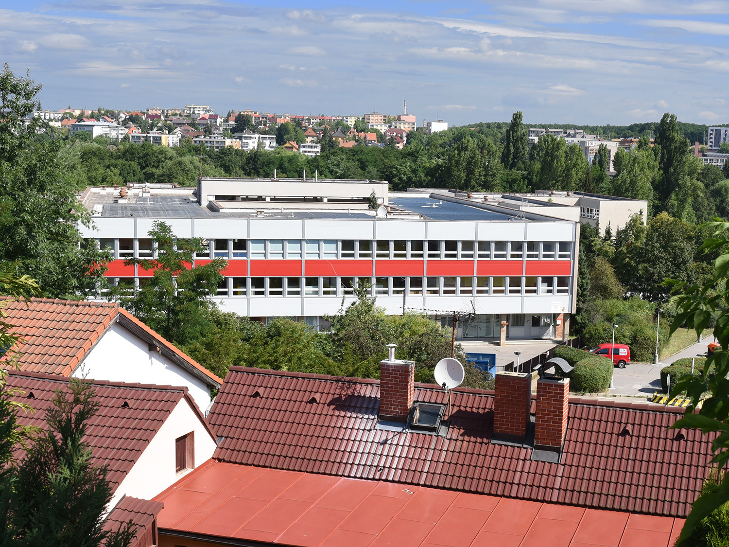 Základní škola Košík (dnes Hostivař), kde Jan Svoboda někdy kolem roku 1990 vymyslel žákovská stipendia, o která ani tam, ani nikde jinde, nebyl a není zájem