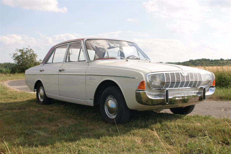 Bílý Ford Taunus, kterým jezdil Ervín N. z Německa, příbuzný pana XY – ilustrační foto