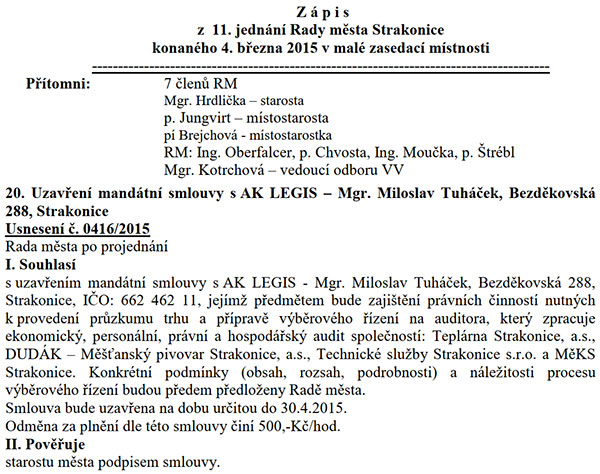Strakonická Veřejnost byla ochotna spojit se s kýmkoliv, jenom aby něco na předchozí vedení radnice našla. Spojili se dokonce s právníkem Miloslavem Tuháčkem, který naopak sám začal Městu Strakonice a jím ovládaným firmám tzv. pouštět žilou. Příkladem může být sestavení nevýhodné smlouvy pro Teplárnu Strakonice, a.s. na prodej horského zařízení Kvilda, která společnost stála minimálně statisíce Kč ztráty. Advokát Tuháček měl připravit výběrové řízení na auditora společností, ve kterých se údajně děly nepravosti. Konkrétně šlo o společnosti Teplárna Strakonice, a.s., DUDÁK - Měšťanský pivovar Strakonice, a.s., Technické služby Strakonice s.r.o. a Městské kulturní středisko (MěKS).