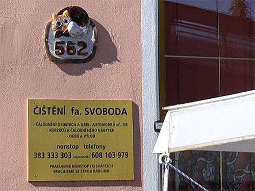 Cedule umístěná u vchodu na domě v ulici Bavorova č.p. 562 ve Strakonicích nesplňuje náležitosti zákona číslo 455/1991 Sb. ve znění pozdějších předpisů (živnostenský zákon) a zákona číslo 634/1992 Sb. ve znění pozdějších předpisů (o ochraně spotřebitele)