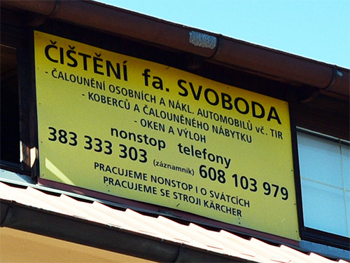 Cedule umístěná pod střechou na domě v ulici Bavorova č.p. 562 ve Strakonicích nesplňuje náležitosti zákona číslo 455/1991 Sb. ve znění pozdějších předpisů (živnostenský zákon) a zákona číslo 634/1992 Sb. ve znění pozdějších předpisů (o ochraně spotřebitele)